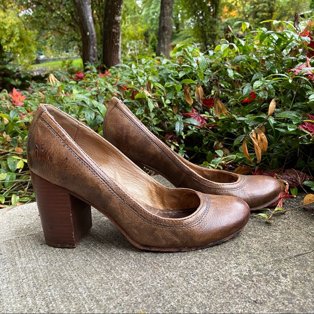 Frye Carson Round Toe Distressed Leather Brown Block Heels Size: 9